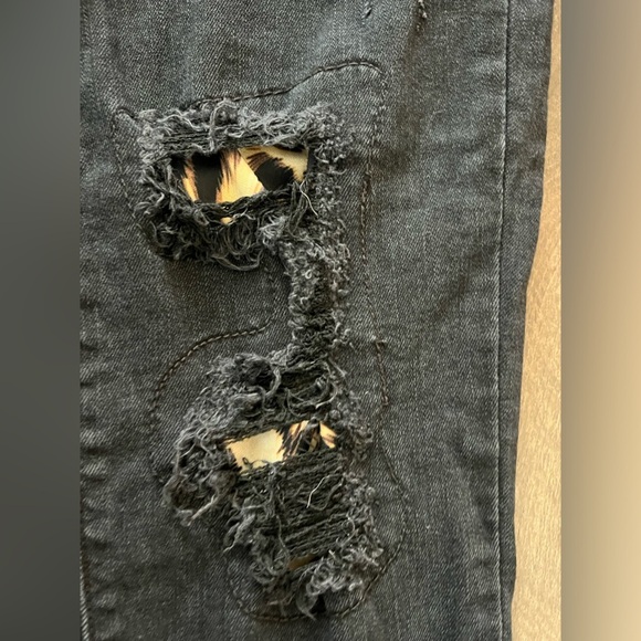 Judy Blue Skinny Fit Distressed Black with Leopard Patch Jeans Size 11/30 - Picture 10 of 14